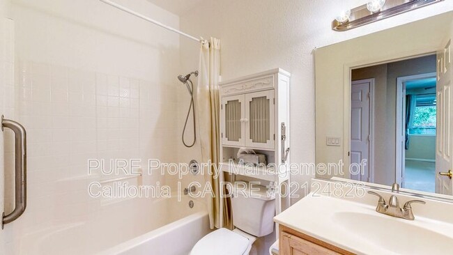 Building Photo - 121 Porterfield Creek Dr