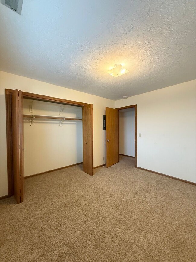 Building Photo - Lamplighter 01