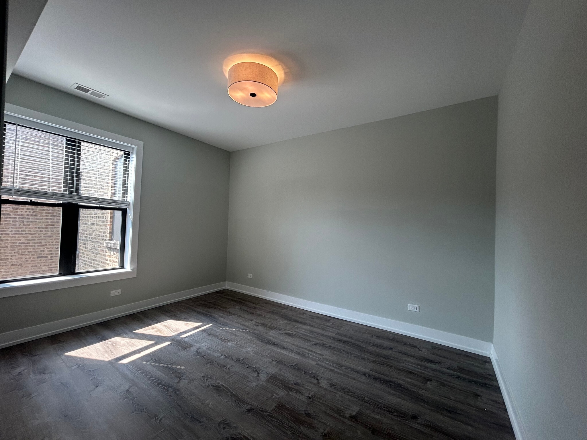 Building Photo - 1000 Crain St