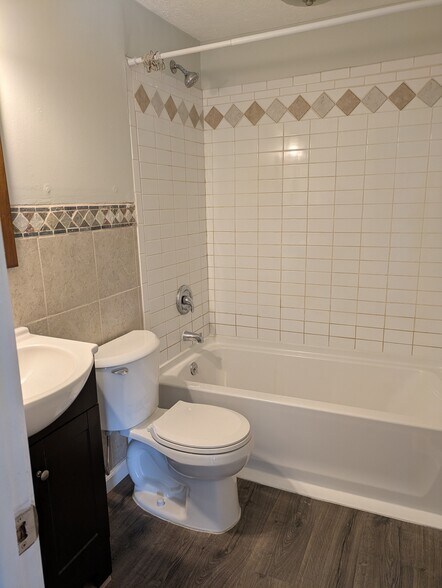 Building Photo - 11220 Vista Dr