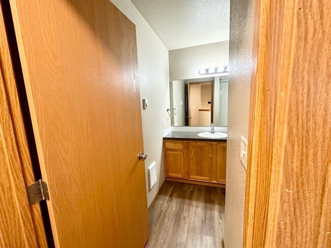 Building Photo - Updated Townhouse in Ellenbsurg