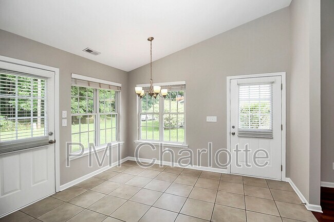 Building Photo - 2510 S Ridge Ave