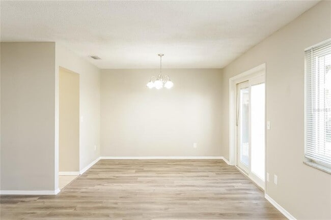 Building Photo - 913 Redwood Ct