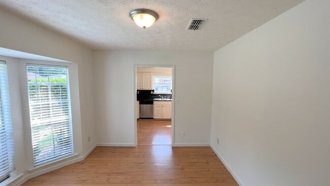 Building Photo - Lovely 3-Bedroom