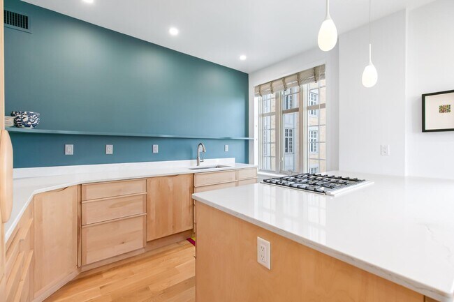 Building Photo - 1525 N Front St