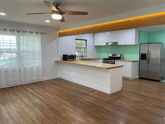 Building Photo - 2/1 Beach Bungalow in Biloxi