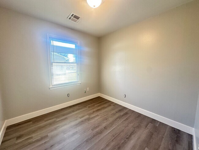 Building Photo - Adorable Starter Home