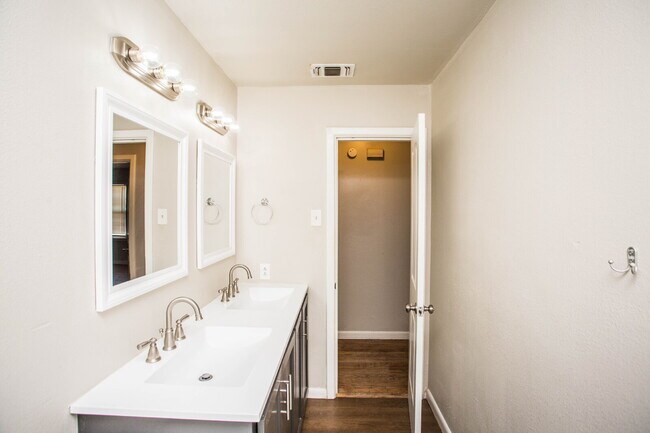 Building Photo - "Charming 4-Bedroom Home with Granite Touches & Gleaming Hardwood Floors in Lubbock!"