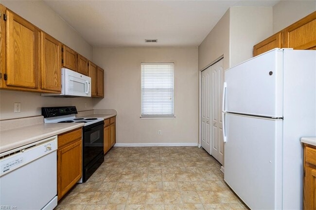 Building Photo - 5819 Woodside Ln