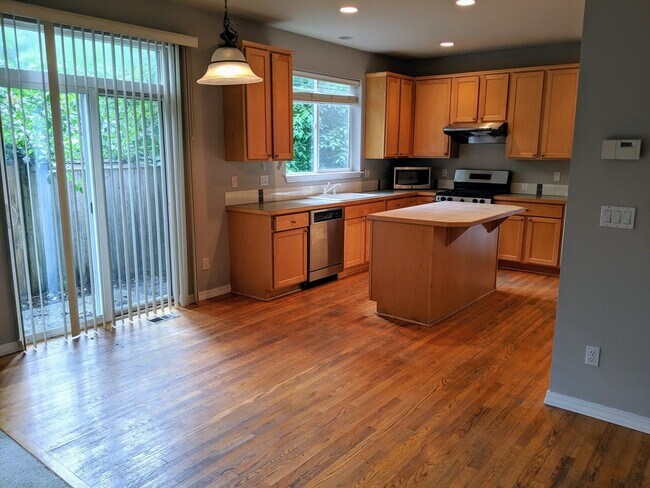 Building Photo - Stunning 2 Story 4 Bed 2.5 Bath Home in Re...