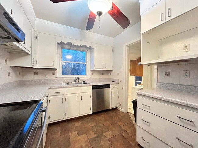 Building Photo - Welcome to this charming home in the desirable cul-de-sac of Hampton, VA. "ASK ABOUT OUR ZERO DEP...