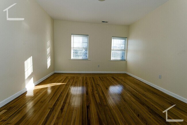 Building Photo - No Brokers Fee, High-End Kitchen Appliances, Central heat/AC, Laundry on a Site