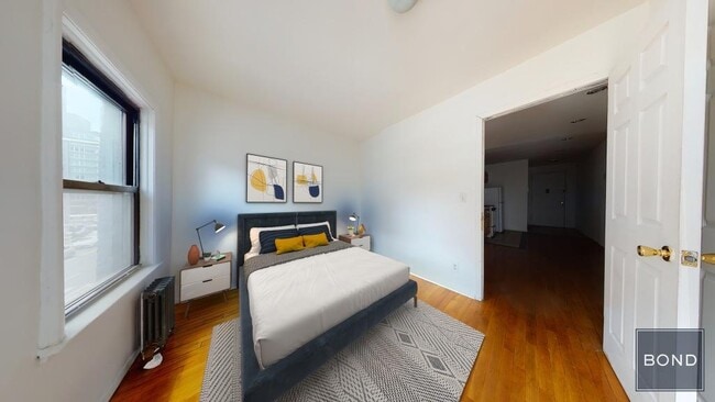 Building Photo - 139 E 12th St