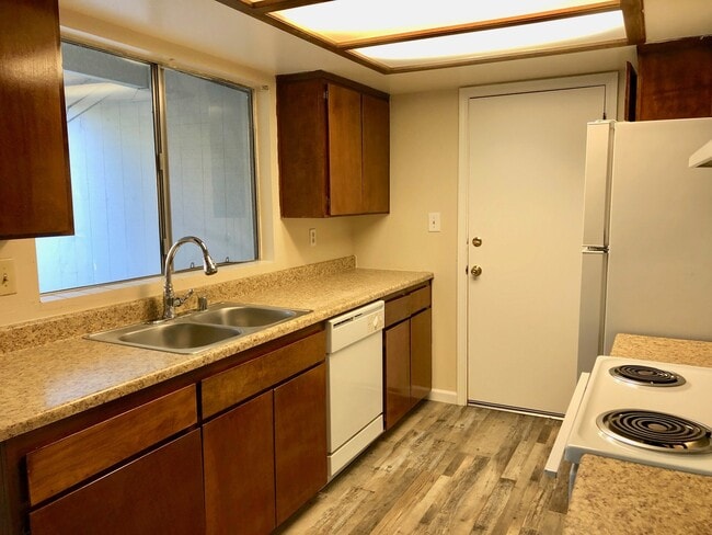 Building Photo - $1,699 Shaw and Minnewawa, 2 Bedroom Duple...