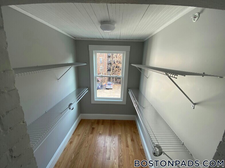 Building Photo - 190 Kelton St