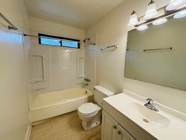 Building Photo - 653 Village Ln
