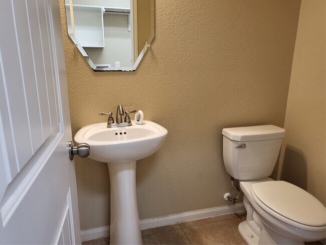 Building Photo - 1906 Howth Ave