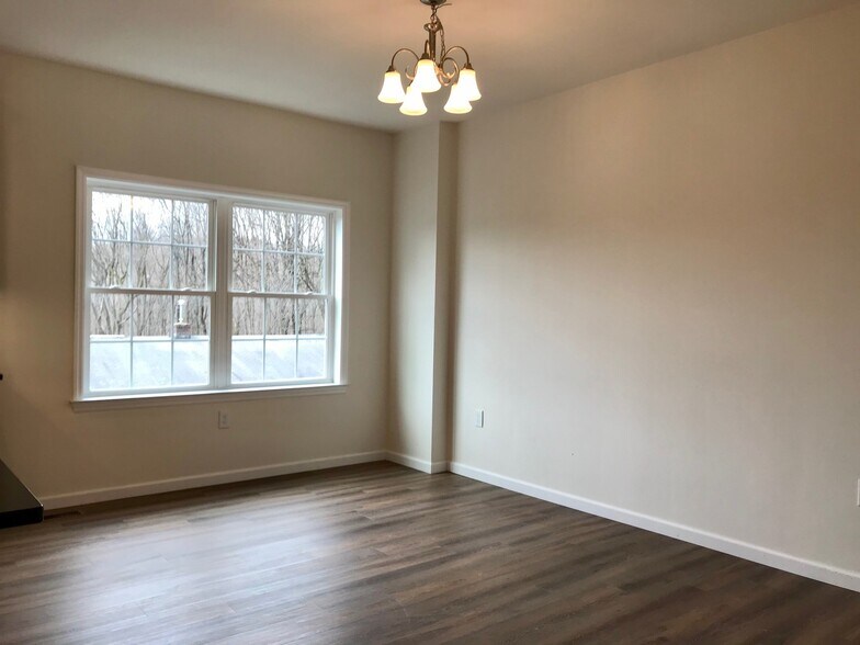 Dining area - 1002 N Division St