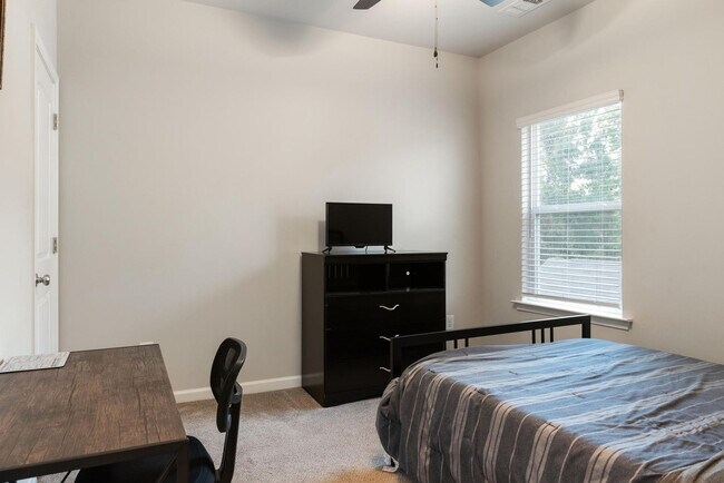 Building Photo - 1289 Towne Square Ct
