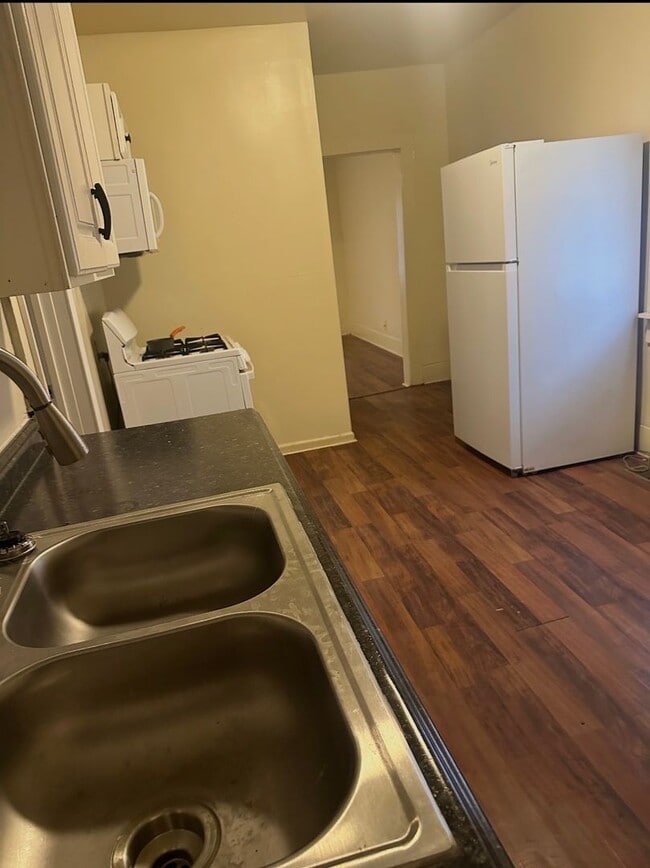 Building Photo - One bedroom