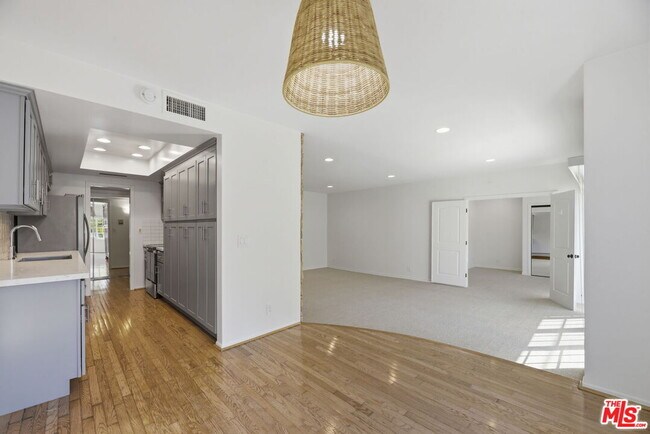 Building Photo - 521 Montana Ave