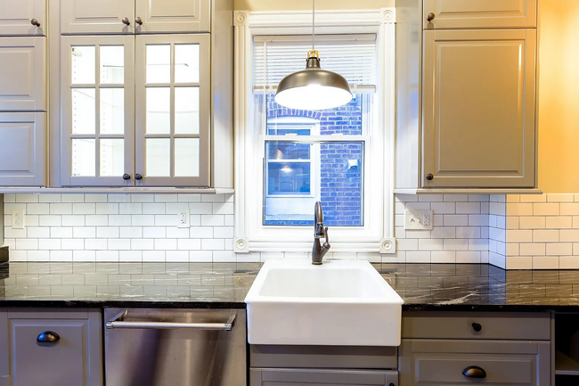 Building Photo - Fully Renovated 3 BR/1.5 BA Apartment in C...