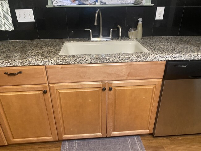 Building Photo - 555 E Simpson Ave