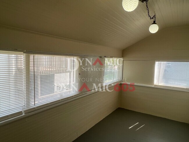 Building Photo - Upper Level 1 Bedroom, 1 Bathroom - Landlo...