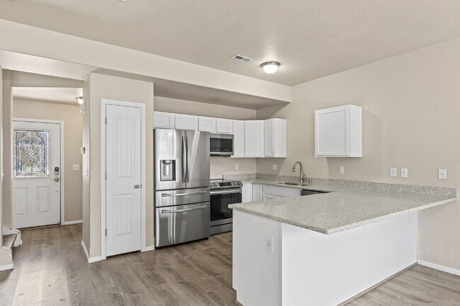 Building Photo - Updated 3-Bedroom Townhome with Private Ya...