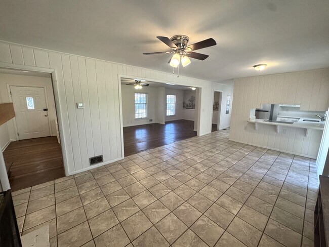 Building Photo - 5br home off S. Milledge For Rent