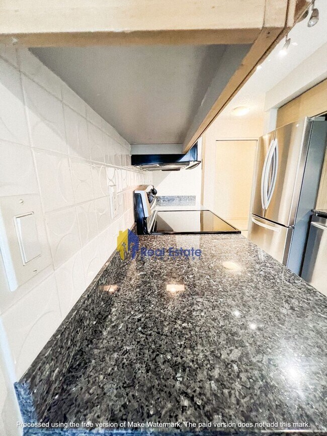 Building Photo - Pet friendly one bedroom condo available in the sought after Oasis Community in Bellevue