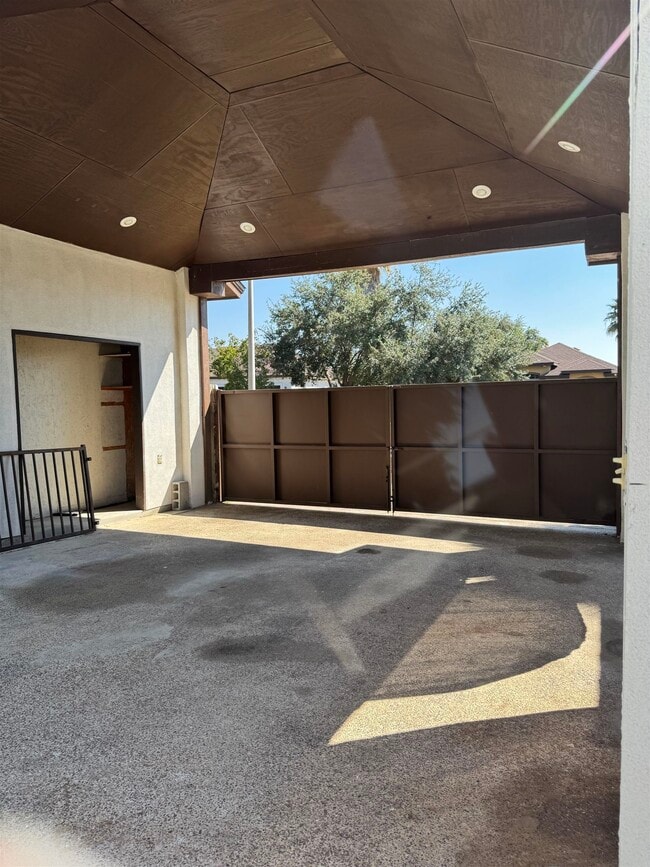 Building Photo - 9810 Spindrift Dr