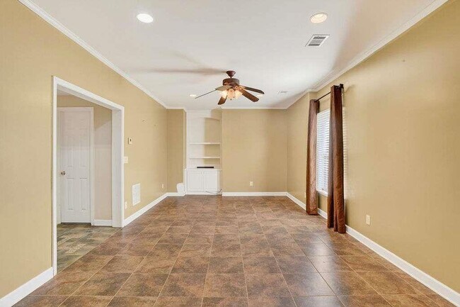 Building Photo - 1200 Cresthaven Ln NW