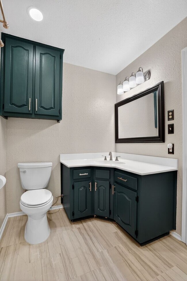 Building Photo - Spacious 3 Bedroom + Office Home with Two Living Areas – Quiet Cul-de-Sac – Available April 1