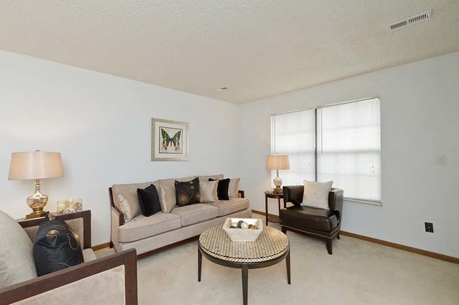 Building Photo - 2039 Essex Dr