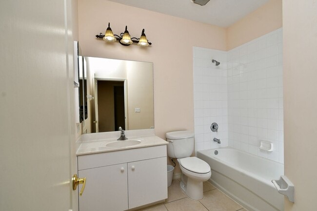Building Photo - 2 Bedroom with Den and Garage. Over !800 Sq. Ft under air