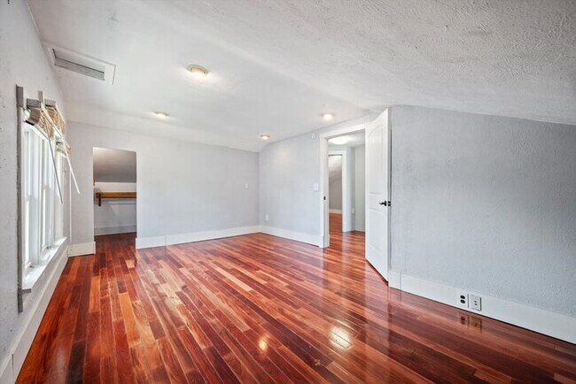 Building Photo - Perfect 4bd located in the Heart of Englewood