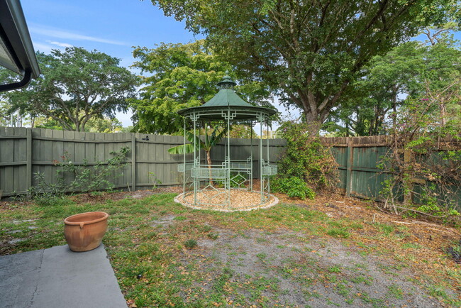 Building Photo - 465 Goldenwood Way
