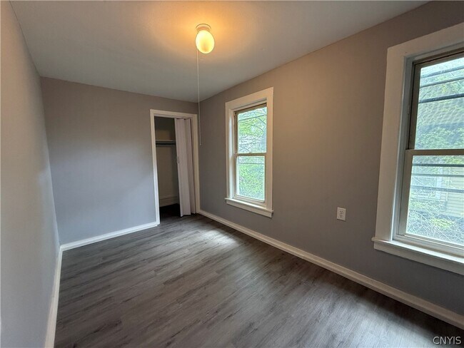 Building Photo - 116 Alice Ave