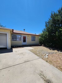 Building Photo - 2 Bedroom Townhouse Behind Define Fitness