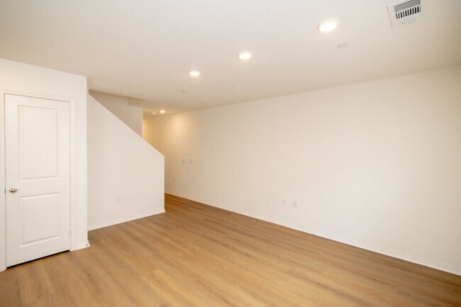 Building Photo - Brand New 3 Bed / 3 Bath Townhome In River...