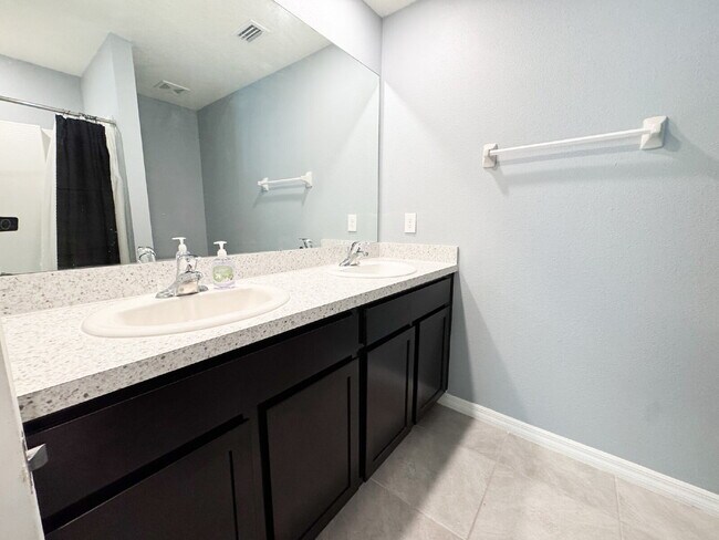 Building Photo - Gorgeous 3 bedroom 2 bath 2 car garage!