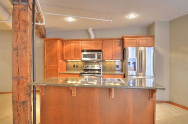 Building Photo - Beautiful Condo in the Heart of Downtown S...