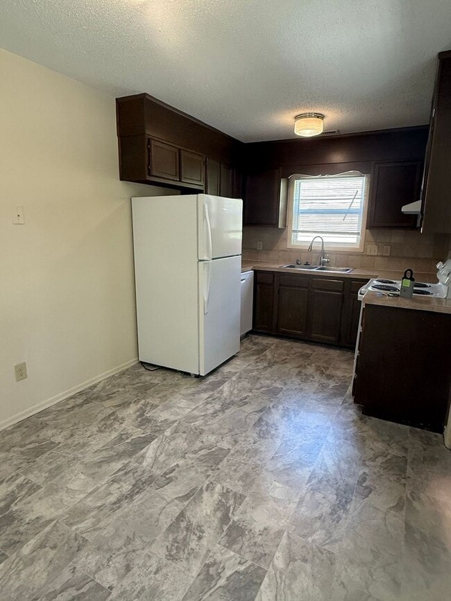 Building Photo - 2 bedroom, 1 bath Duplex