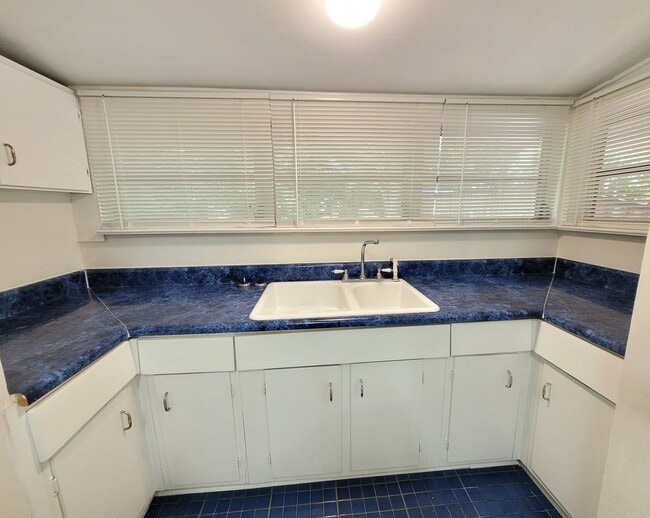 Building Photo - 1112 Polk Ave