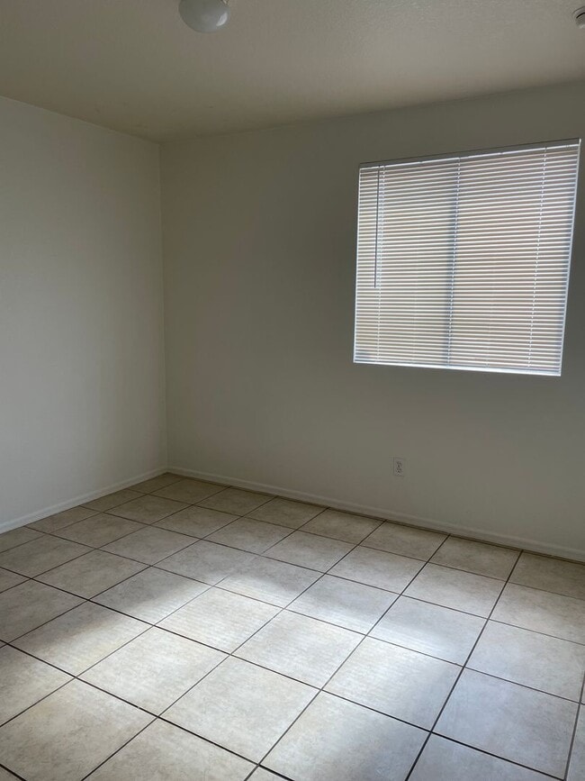 Building Photo - Large 3 Bedroom! Master Bedroom w/ Sitting Room!