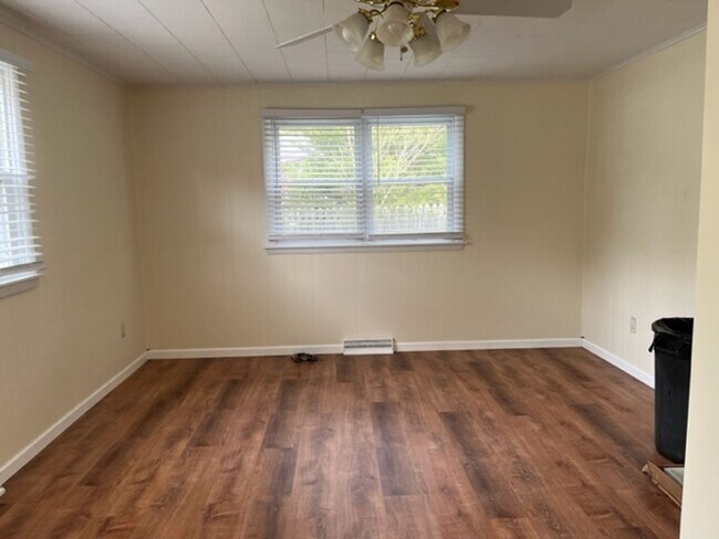 Building Photo - 3 bedroom 2 bath house Rent  -----------Linwood  $2500