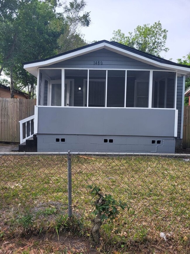 Building Photo - Fully Renovated 2/1 Single Family Available Now!