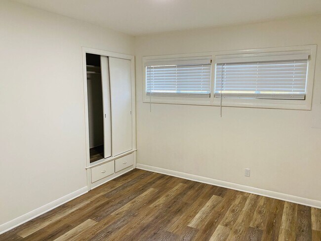 Building Photo - Super Cute Single Level Duplex Unit