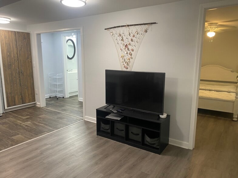 Building Photo - 516 36th Ave N